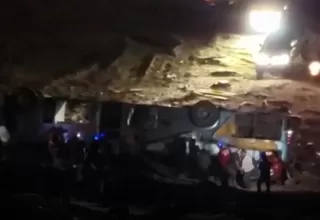 Arequipa: Siete muertos y 32 heridos tras caída de bus y un camión a abismo