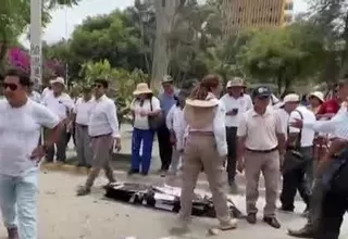 Docentes de la Universidad Nacional de Piura se encadenan en protesta por falta de presupuesto y aumento salarial
