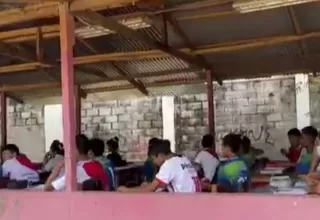 Escolares reciben clases en aula improvisada en colegio de Tarapoto