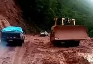 Huaicos bloquearon carretera Oxapampa - Pozuzo