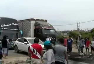 Manifestantes dan tregua para paso de buses en la Panamericana Norte en Virú