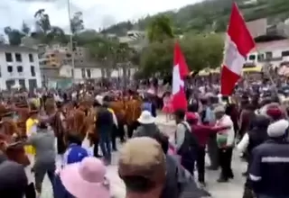 Manifestantes y comparsas de carnaval casi se enfrentan en la plaza de armas de Andahuaylas