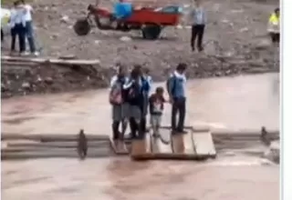 Oxapampa: Escolares arriesgan sus vidas para cruzar río y piden construcción de puente