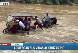 Personas arriesgan sus vidas al cruzar río