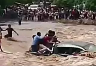Piura: Pasajeros de una camioneta salvan de morir ahogados tras ser arrastrados por río en Chulucanas