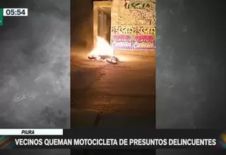 Piura: Vecinos queman motocicleta de presuntos delincuentes