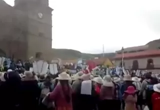 Pobladores a favor y en contra de las movilizaciones se encontraron en la plaza de armas de Puno