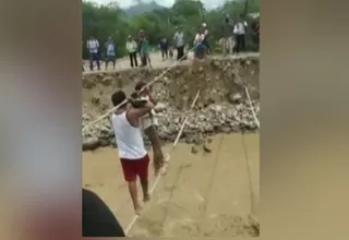 Pobladores de Motupe arriesgan sus vidas al cruzar el río con ayuda de cuerdas