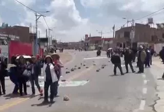 Puno: Docentes de la Universidad Nacional del Altiplano bloquean carretera en protesta