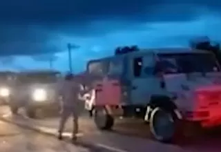 Puno: Personal del Ejército continúa despejando carreteras bloqueadas