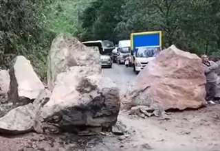 Selva Central: Caída de rocas bloqueó carretera y dejó varados a vehículos