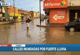 Tumbes: Ciudadanos utilizan bolsas de plásticos para caminar en calles inundadas por intensas lluvias