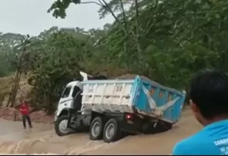 Ucayali: camión terminó volcado tras desborde de quebrada