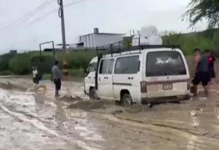 Vehículos atrapados por barro provocado por fuertes lluvias en Tumbes