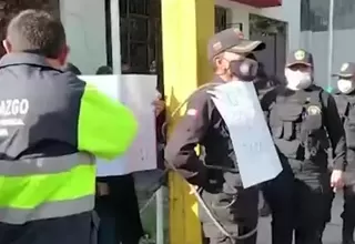 [VIDEO] Arequipa: Serenos y obreros se encadenaron en basa de seguridad ciudadana