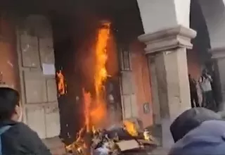 [VIDEO] Ayacucho: Alumnos queman puerta de rectorado en universidad de Huamanga