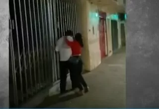 [VIDEO] Hombre es agredido por su pareja en plena vía pública 